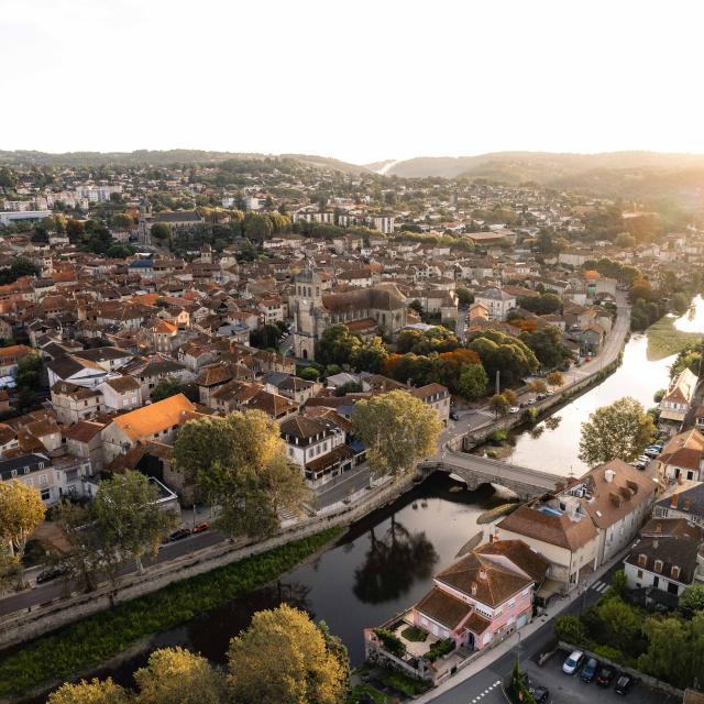 Vue aérienne du cœur historique de Figeac et du Célé