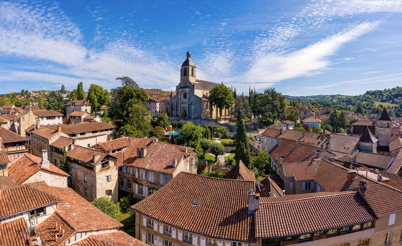 Vue panoramique sur l'église Notre-Dame du Puy à Figeac