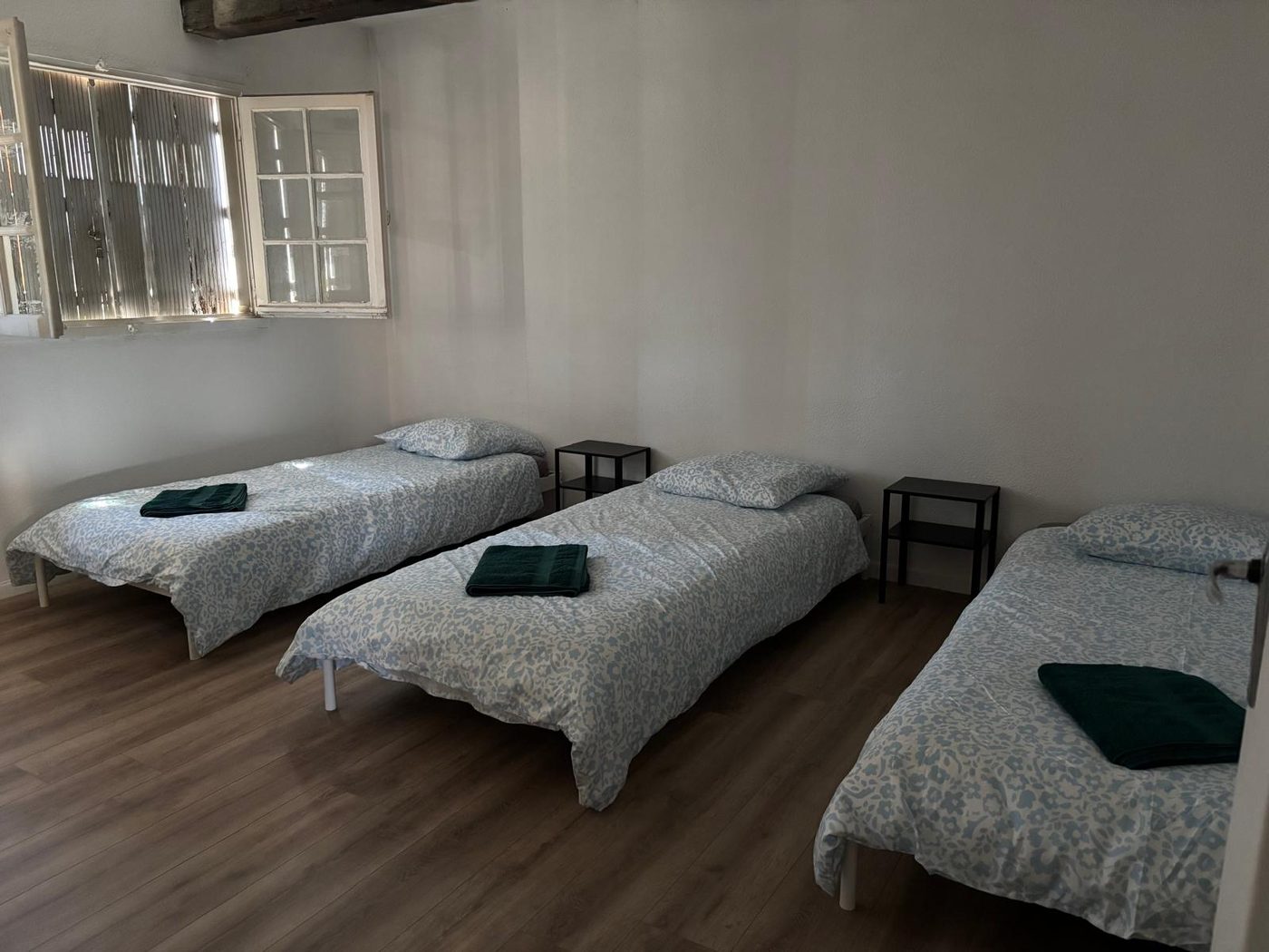Dortoir rénové avec lits simples à l'Accueil Saint-Joseph, gîte à Figeac