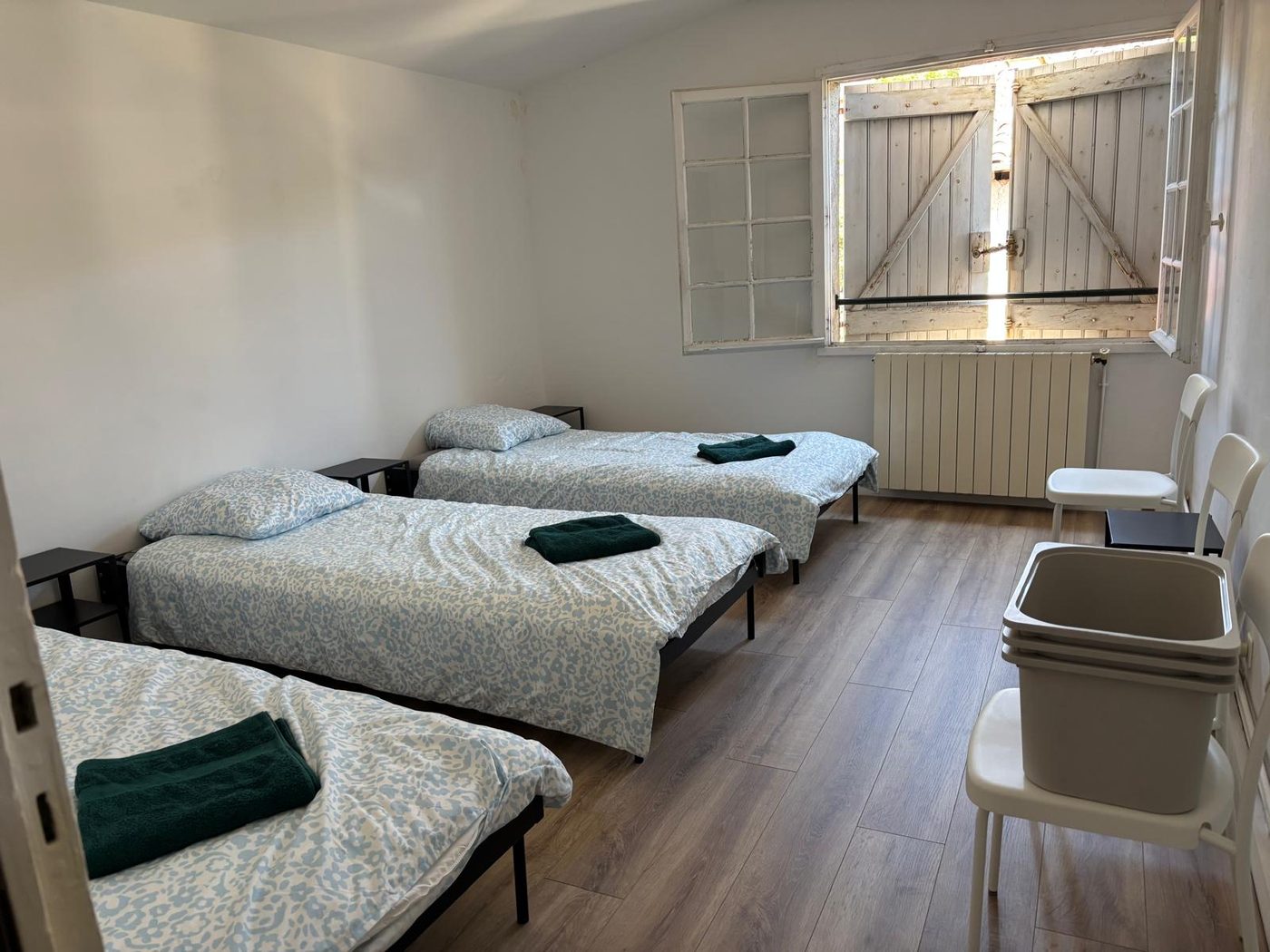Chambre partagée lumineuse pour pèlerins et randonneurs à Figeac