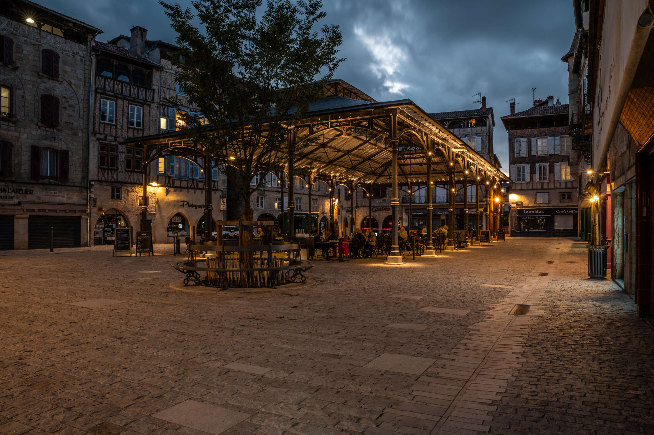 Halle médiévale de Figeac illuminée la nuit