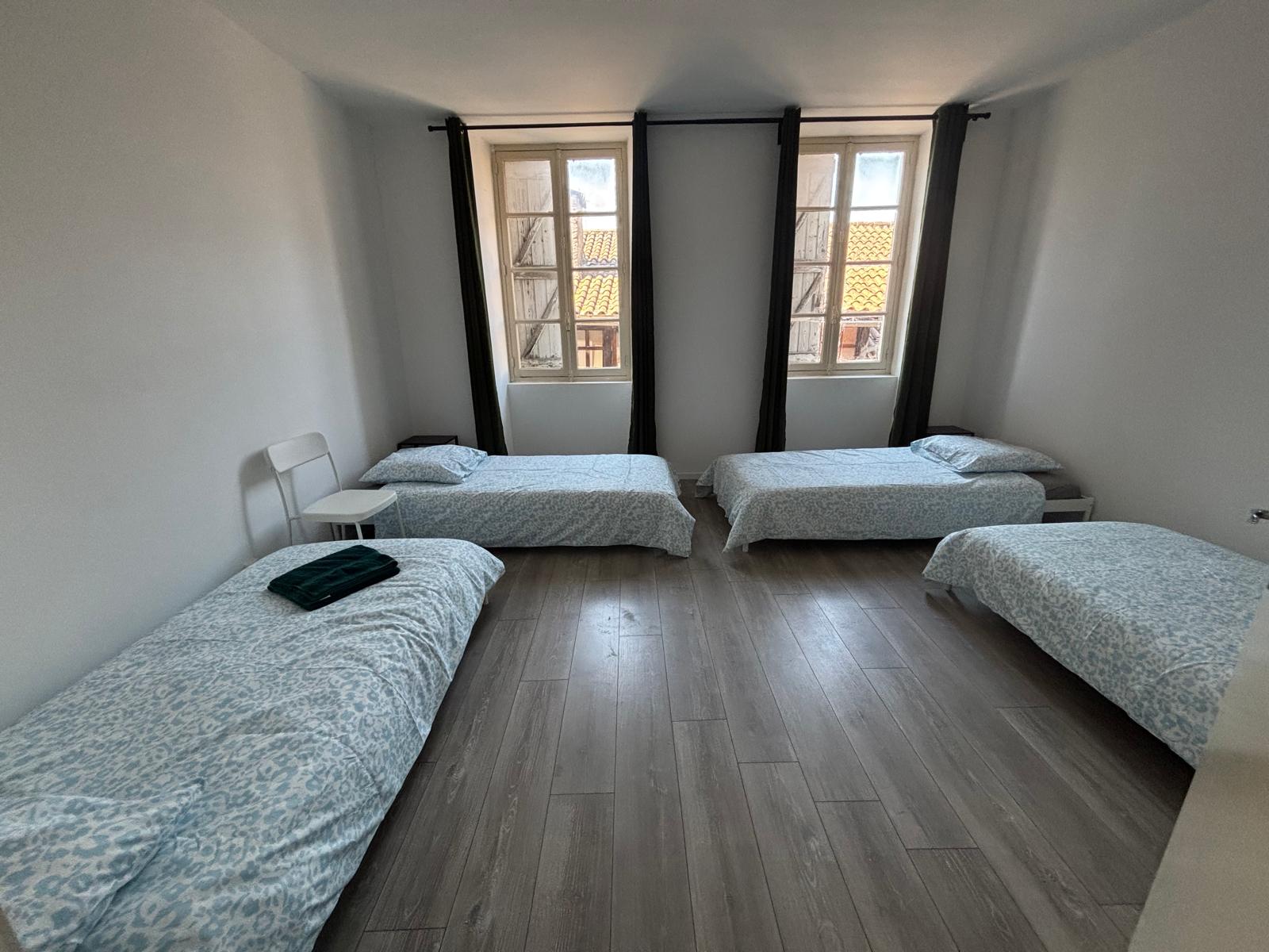 Dortoir propre et confortable pour pèlerins à Figeac