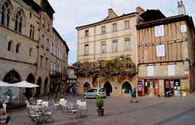 Place historique de Figeac avec terrasses de café