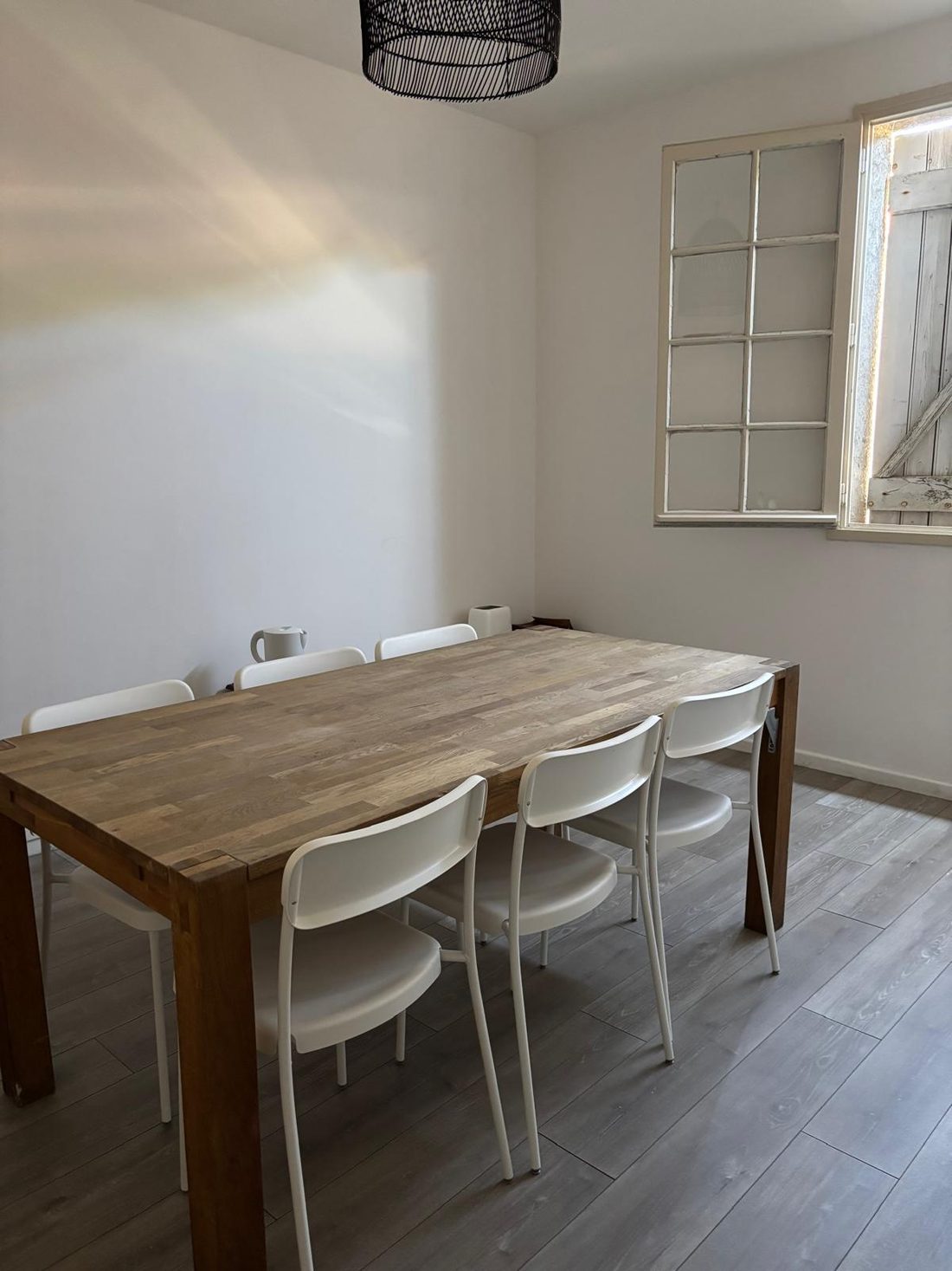 Salle commune et espace repas partagé du gîte à Figeac
